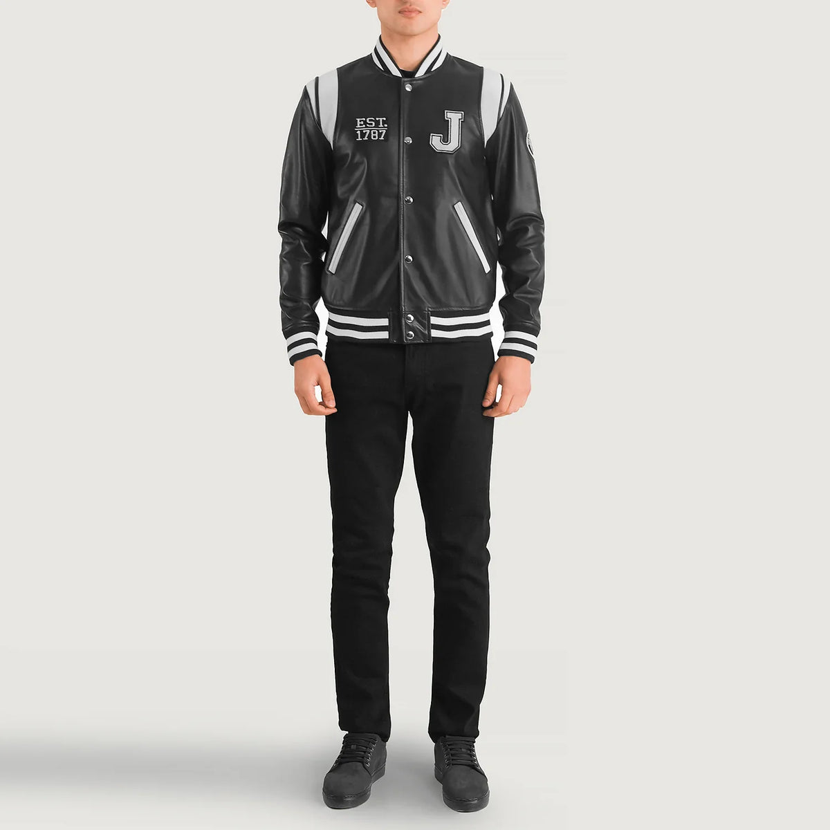 
Liberte New Jersey Negro Leather Varsity Chaqueta de Cuero para Hombre - Vista lateral mostrando el corte ergonómico de mangas