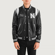 
Liberte New York Negro Leather Varsity Chaqueta de Cuero para Hombre in Black & White Sheepskin Leather - Vista frontal y silueta entallada | Comprar online