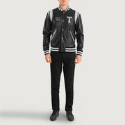 Liberte Texas Negro Leather Varsity Chaqueta de Cuero para Hombre - Vista de perfil lateral con corte ergonómico de manga
