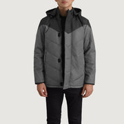 
Luka Negro & Gris Hooded Puffer Chaqueta de Cuero para Hombre - Vista lateral mostrando el corte ergonómico de mangas