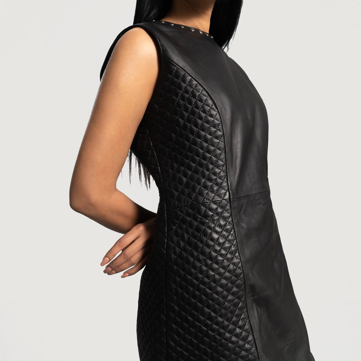 
Vista de detalle of Classic Collar & Zipper on back Hardware on Luxe Negro Leather Dress para Mujer