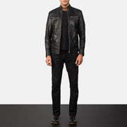 Men's Mack Negro Chaqueta Biker de Cuero para Hombre - Vista de perfil lateral con corte ergonómico de manga