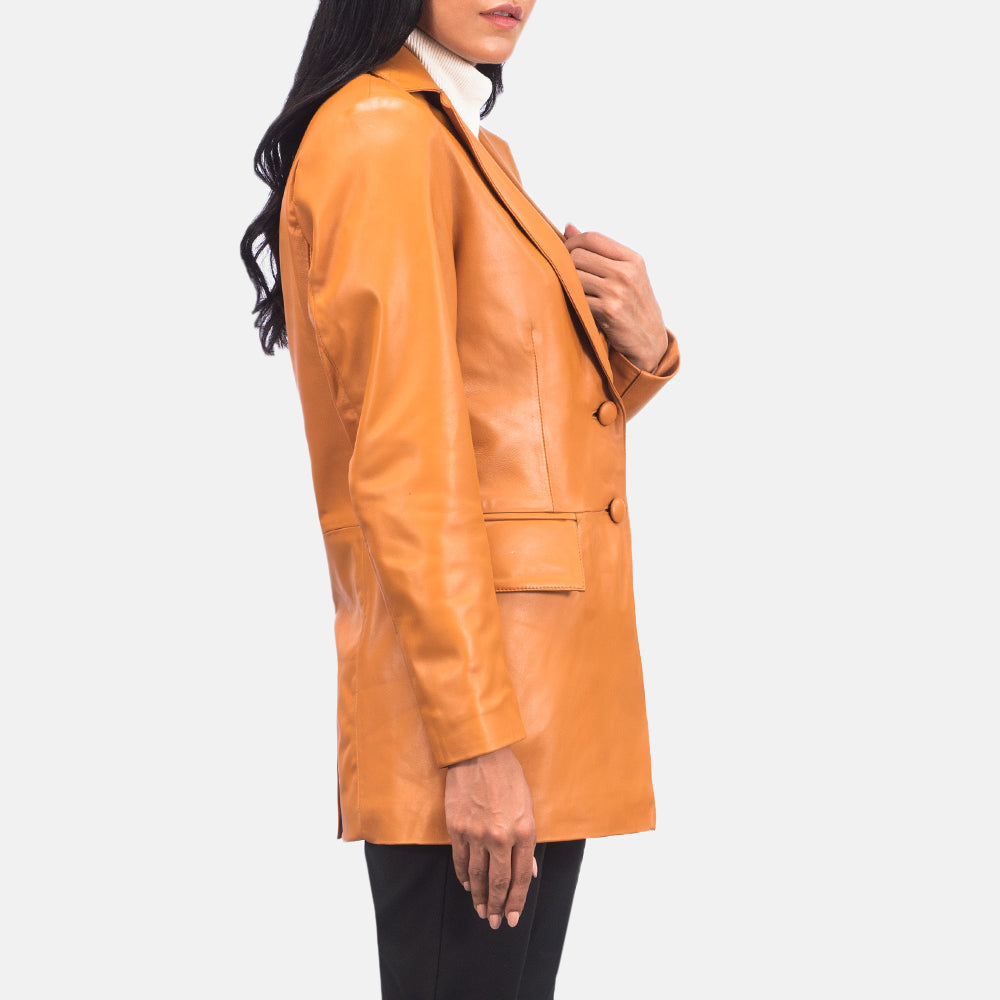 Detalle de cerca of Notch &amp; Leather Buttons Hardware on Women's Marilyn Tan Brown Leather Blazer