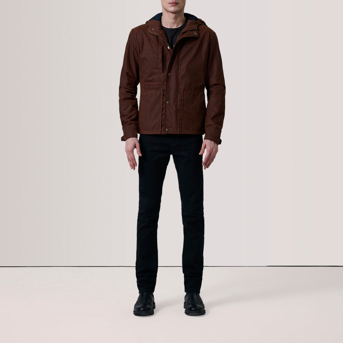 
Brown Waxed Cotton Canvas Hooded Jacket - Vista posterior con hombros definidos y bajo impecable