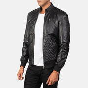 
Black Sheepskin Leather Bomber Jacket - Vista posterior con hombros definidos y bajo impecable