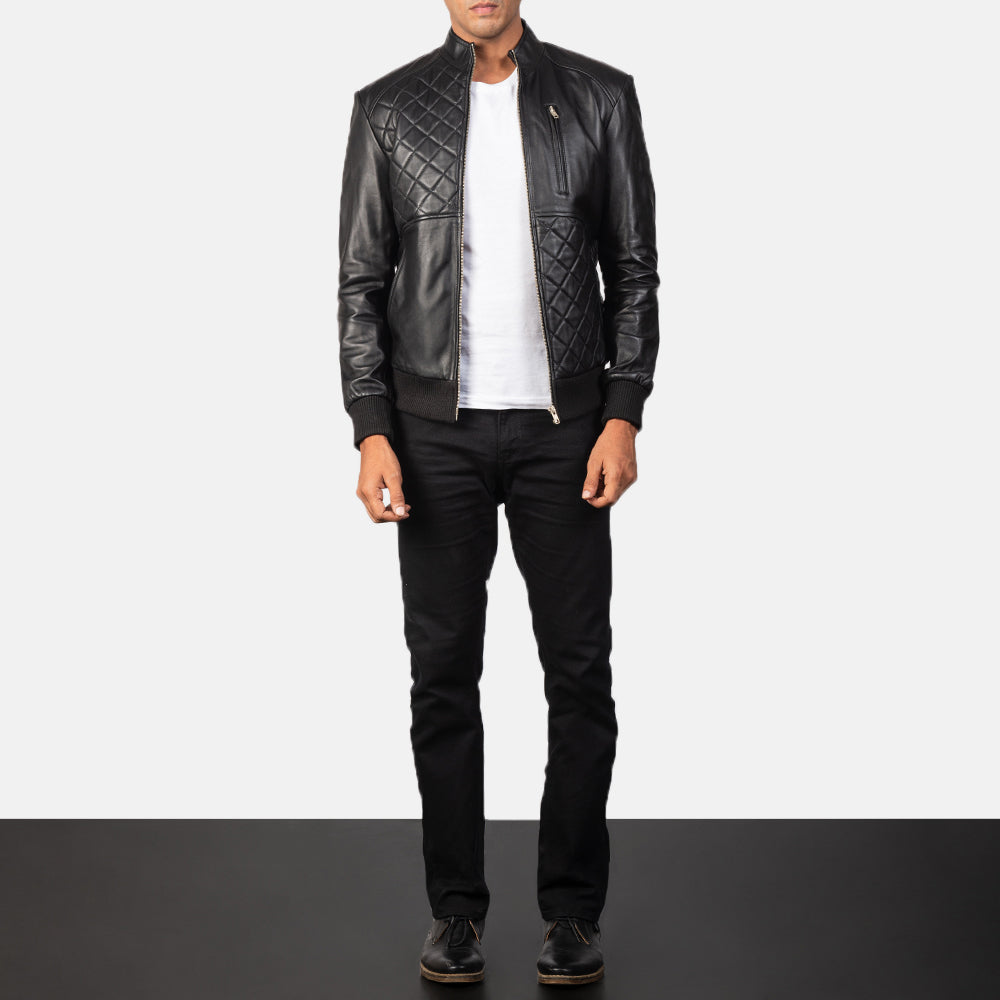 
Moda Black Leather Bomber Jacket - Vista lateral mostrando el corte ergonómico de mangas