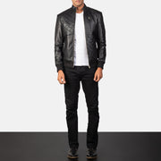 
Moda Black Leather Bomber Jacket - Vista lateral mostrando el corte ergonómico de mangas