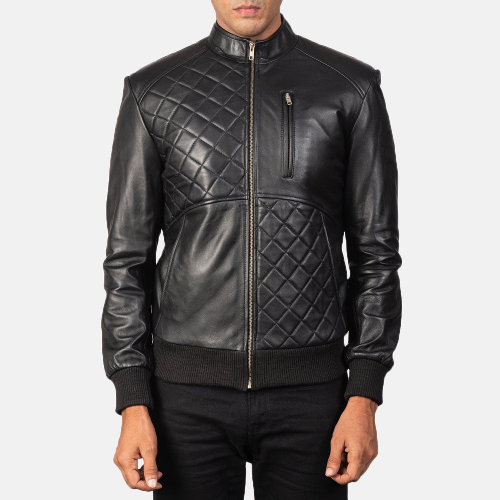 
Vista de detalle of Band & Zipper Hardware on Moda Black Leather Bomber Jacket