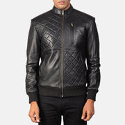 
Vista de detalle of Band & Zipper Hardware on Moda Black Leather Bomber Jacket