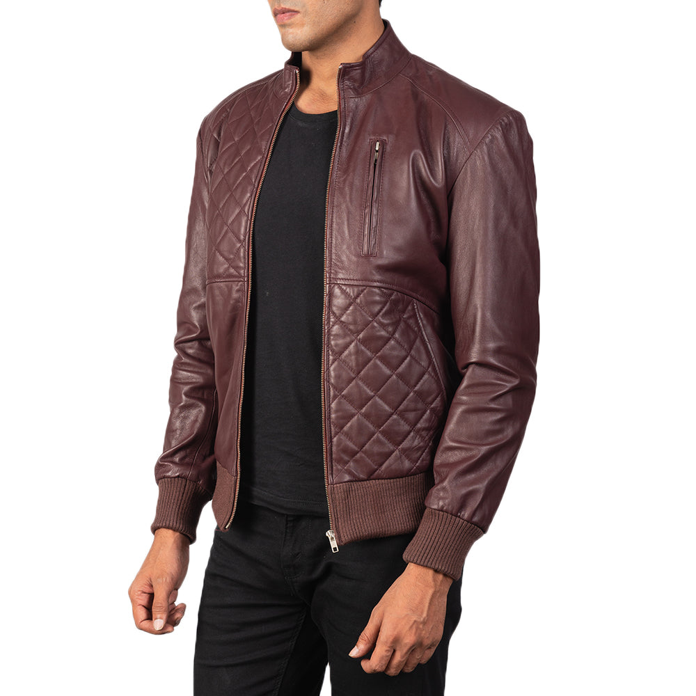 
Perspectiva del modelo vistiendo Moda Black Leather Bomber Jacket en modelo con caída natural bajo luz de día