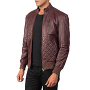 
Perspectiva del modelo vistiendo Moda Black Leather Bomber Jacket en modelo con caída natural bajo luz de día