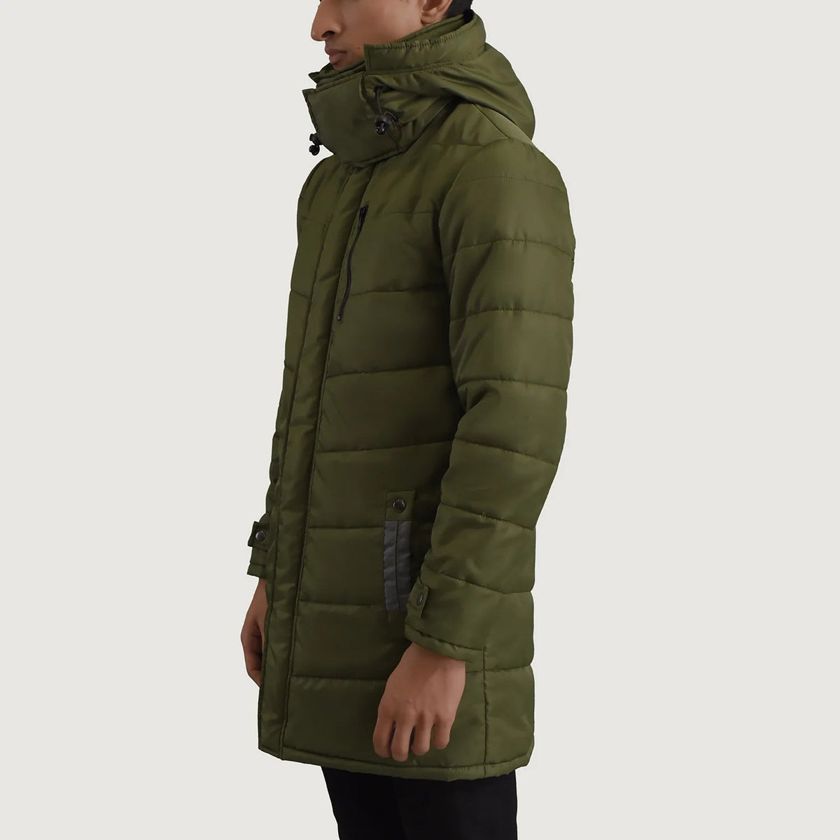 
Green Full-Grain Leather Hooded Jacket - Vista posterior con hombros definidos y bajo impecable