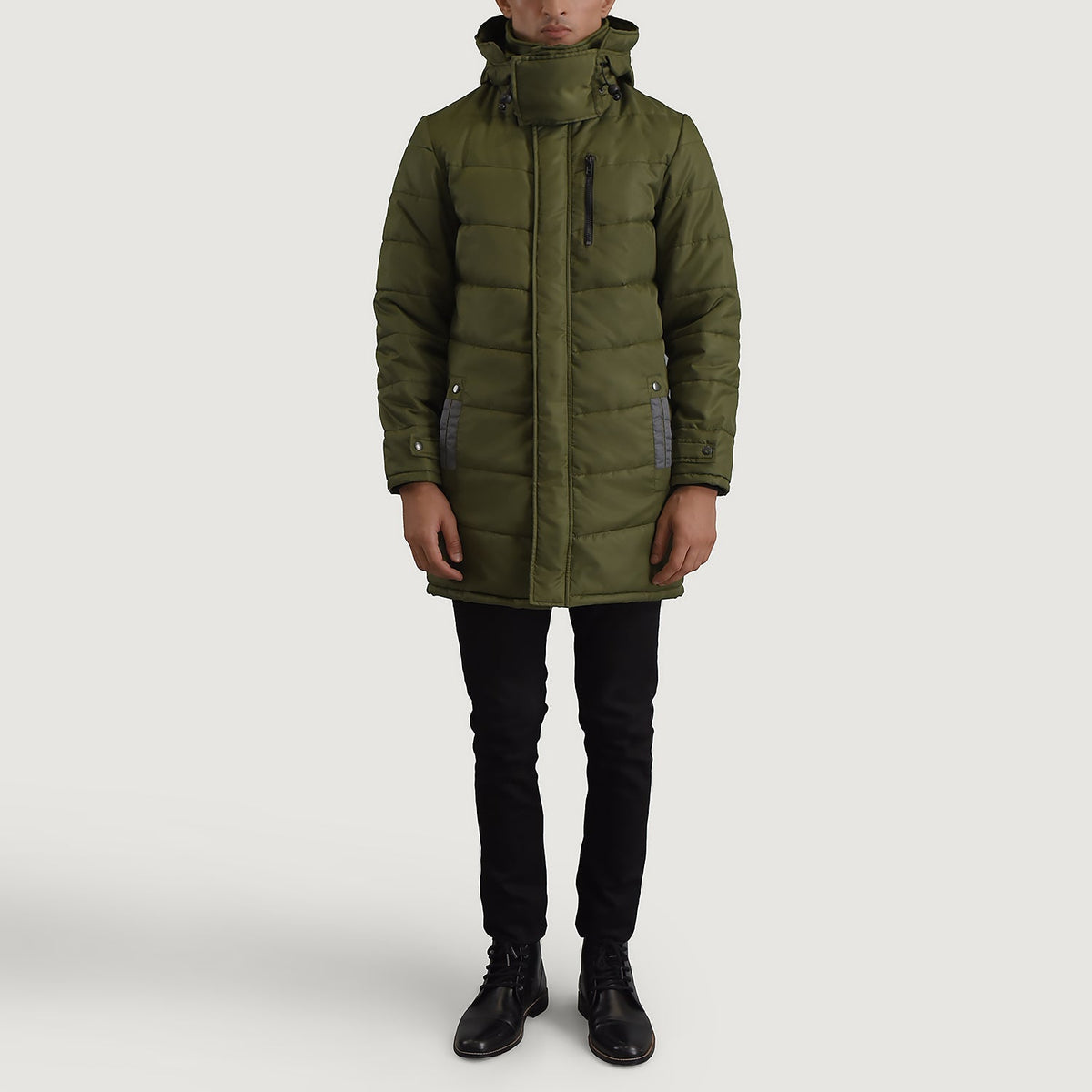 
Moore Verde Hooded Parka para Hombre - Vista lateral mostrando el corte ergonómico de mangas