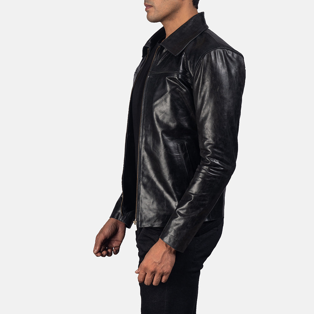 Men's Mystical Black Leather Jacket - Vista de perfil lateral con corte ergonómico de manga