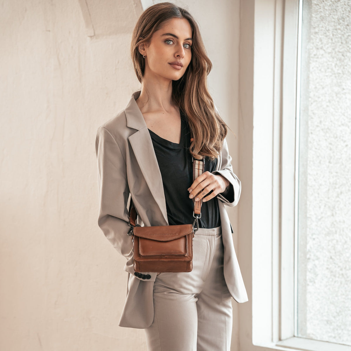 
Classic 100% Full-Grain leather Goods - Vista posterior con hombros definidos y bajo impecable
