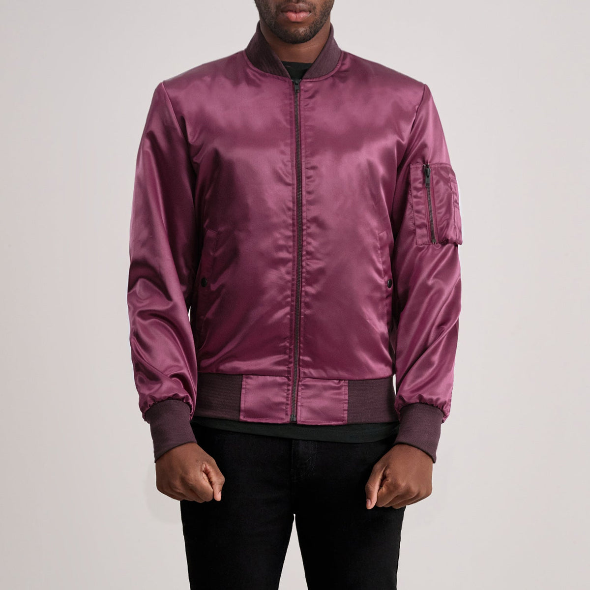 
Quinton MA-1 Granate Chaqueta Bomber de Cuero para Hombre in Maroon Satin - Vista frontal y silueta entallada | Comprar online