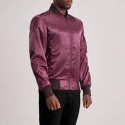 
Maroon Satin Bomber Jacket - Vista posterior con hombros definidos y bajo impecable