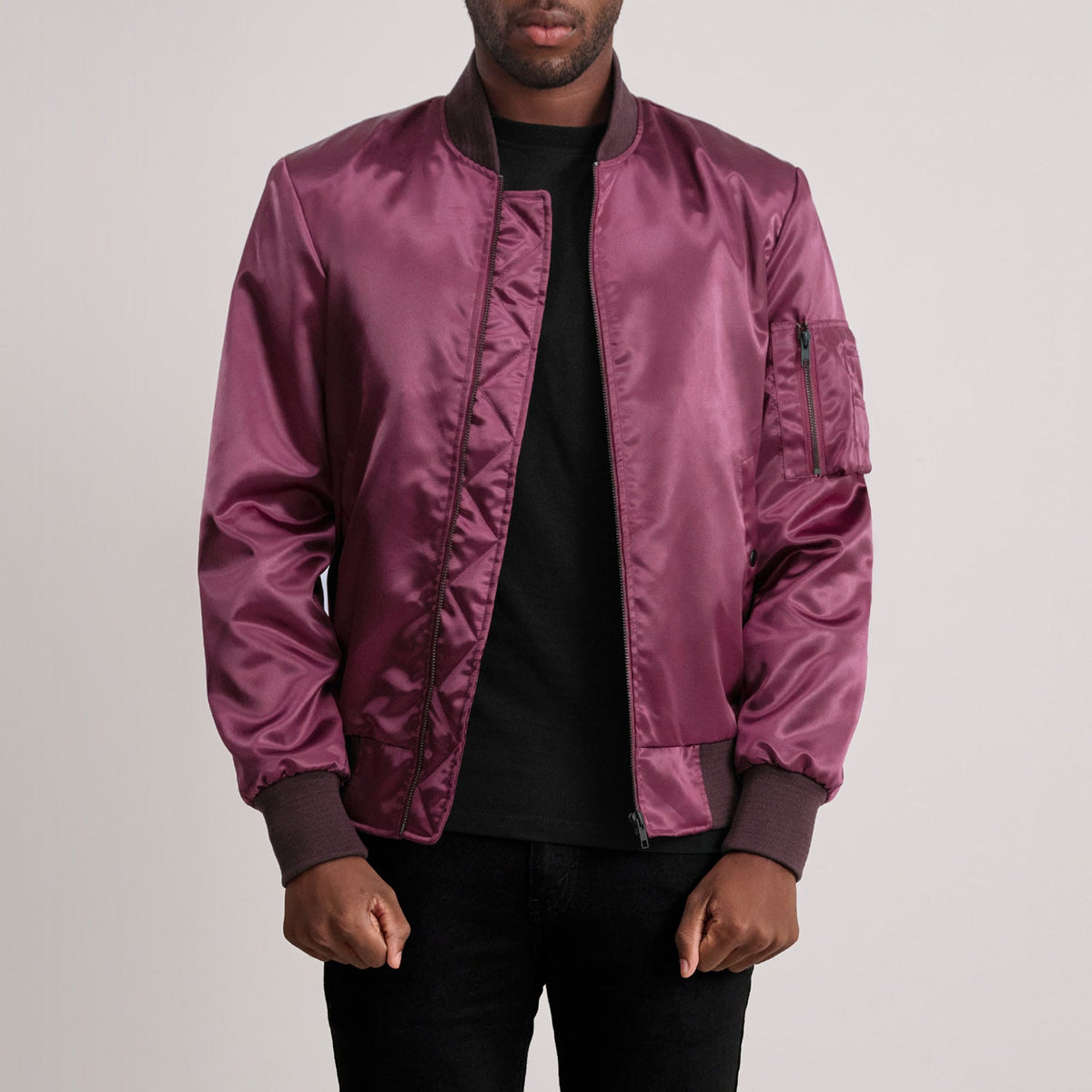 
Quinton MA-1 Granate Chaqueta Bomber de Cuero para Hombre - Vista lateral mostrando el corte ergonómico de mangas
