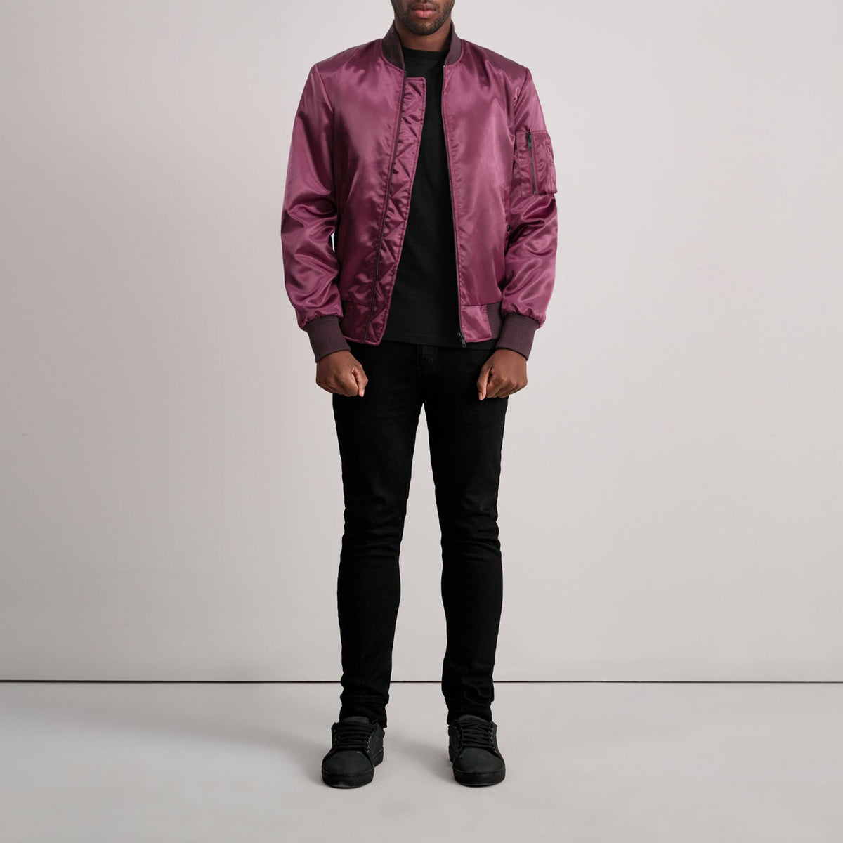 
Vista de detalle of Varsity & Zipper Hardware on Quinton MA-1 Granate Chaqueta Bomber de Cuero para Hombre