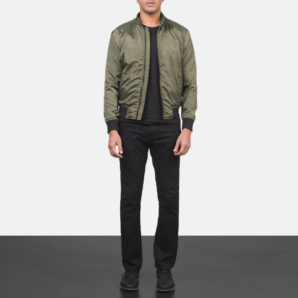 
Ramon Verde Chaqueta Bomber de Cuero para Hombre - Vista lateral mostrando el corte ergonómico de mangas