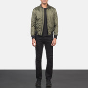 
Ramon Verde Chaqueta Bomber de Cuero para Hombre - Vista lateral mostrando el corte ergonómico de mangas