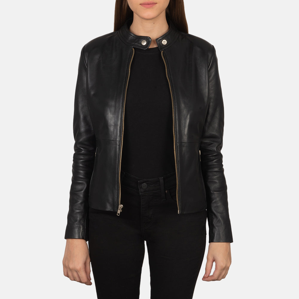 
Perspectiva del modelo vistiendo Rave Brown Leather Biker Jacket en modelo con caída natural bajo luz de día