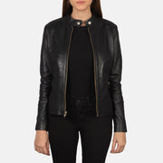 
Perspectiva del modelo vistiendo Rave Brown Leather Biker Jacket en modelo con caída natural bajo luz de día