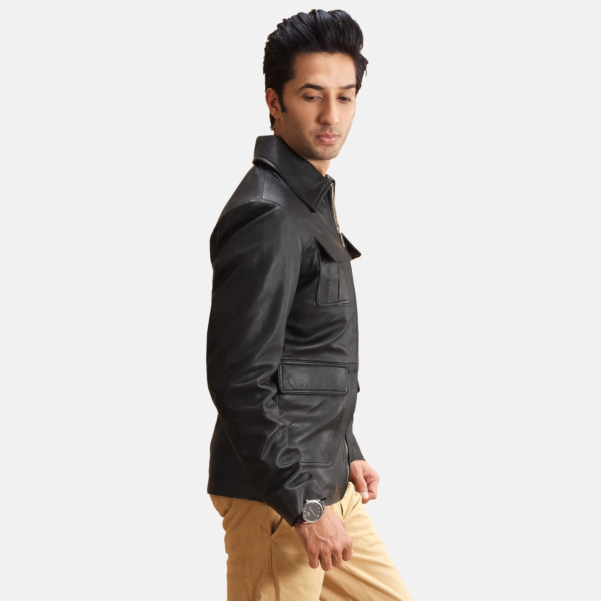 
Black Sheepskin leather Jacket - Vista posterior con hombros definidos y bajo impecable