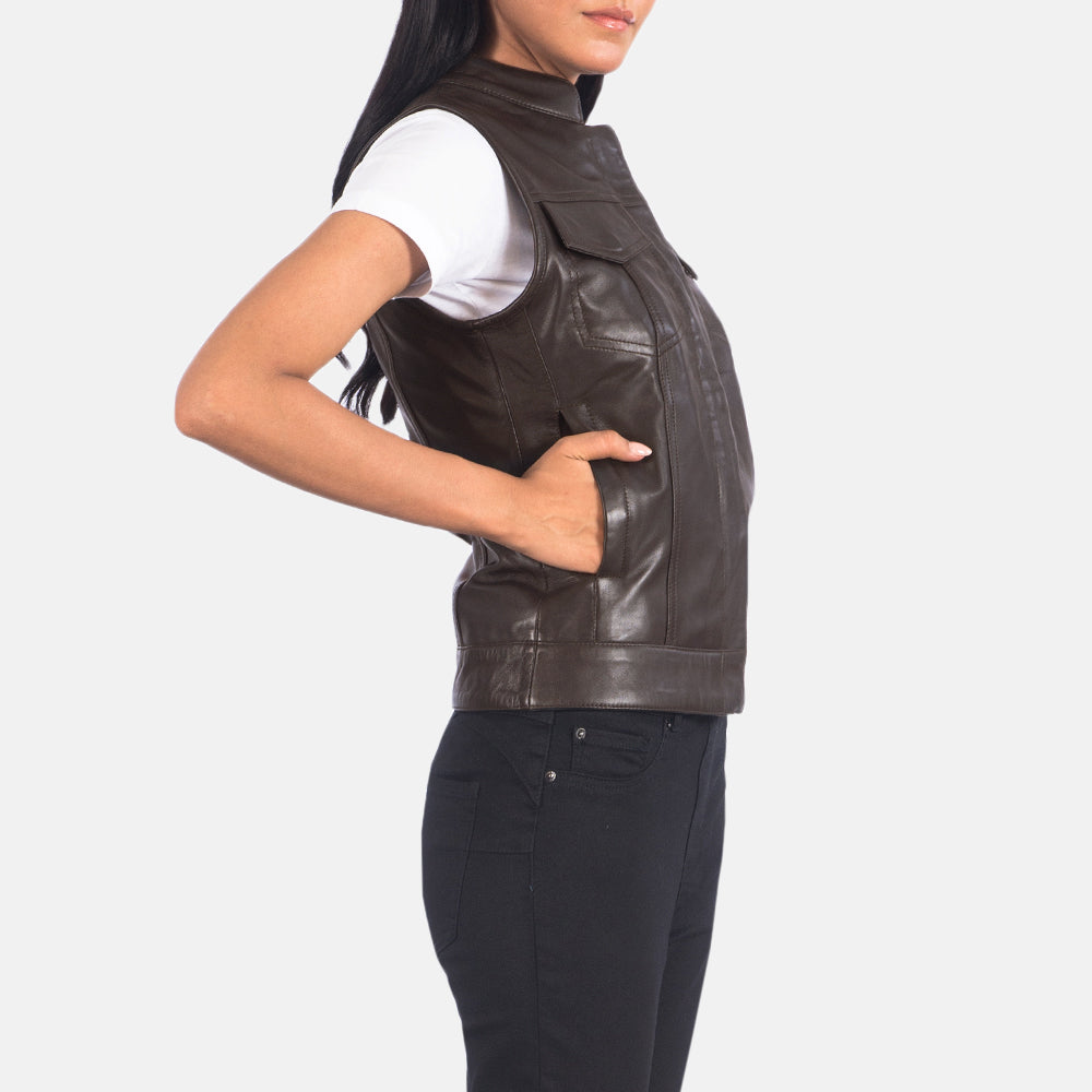 
Brown Sheepskin Leather Biker Jacket - Vista posterior con hombros definidos y bajo impecable