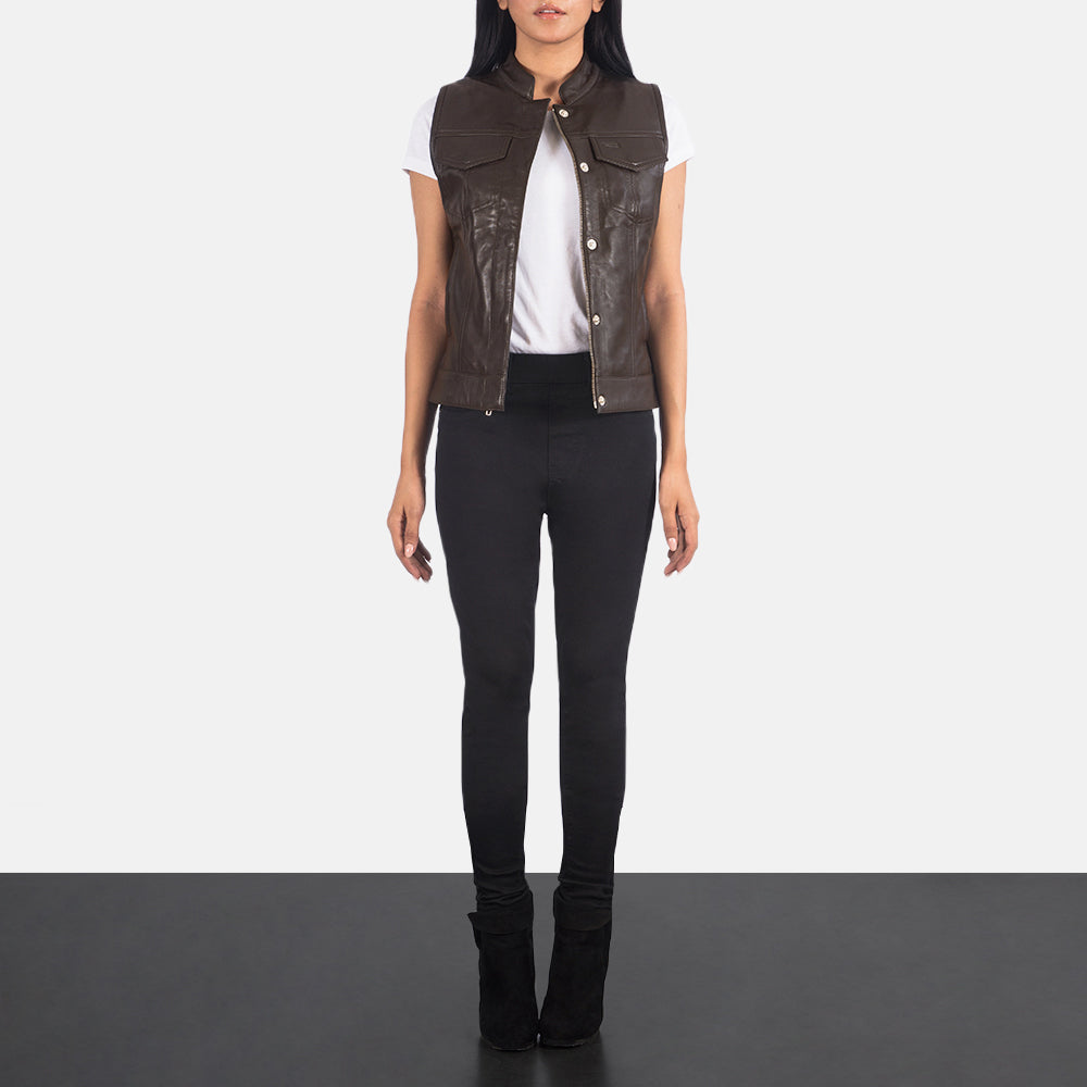 
Rayne Moto Marrón Chaleco de Cuero para Mujer - Vista lateral mostrando el corte ergonómico de mangas