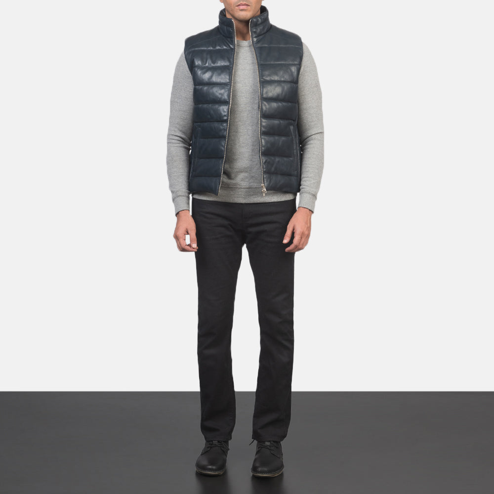 Men's Reeves Azul Leather Puffer Vest para Hombre - Vista de perfil lateral con corte ergonómico de manga