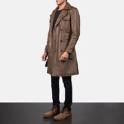 
Mocha Brown Calfskin Leather Trench Coat - Vista posterior con hombros definidos y bajo impecable