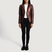 
Vista de detalle of Notch & Button Hardware on Ruby Metallic Granate Blazer de Cuero de Cuero para Mujer