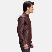 
Maroon Sheepskin Leather Biker Jacket - Vista posterior con hombros definidos y bajo impecable