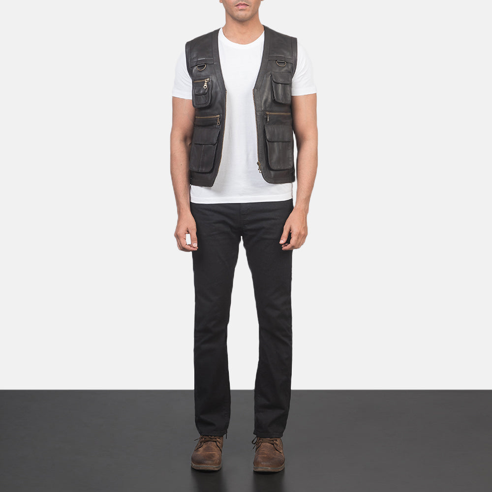 
Safari Marrón Chaleco de Cuero para Hombre - Vista lateral mostrando el corte ergonómico de mangas
