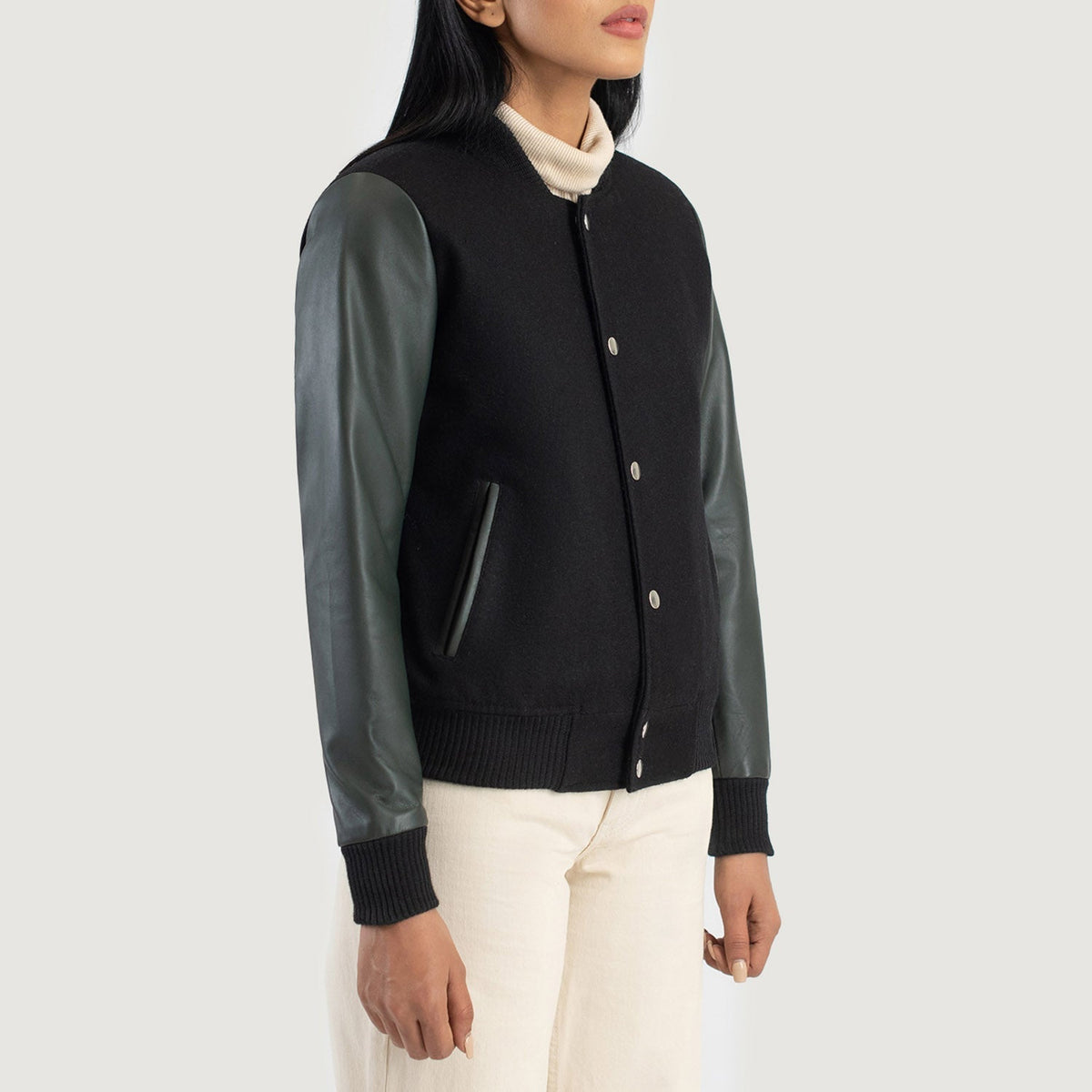 Green Sheepskin Leather Bomber Jacket - Vista trasera con ajuste entallado en hombros y bajo impecable