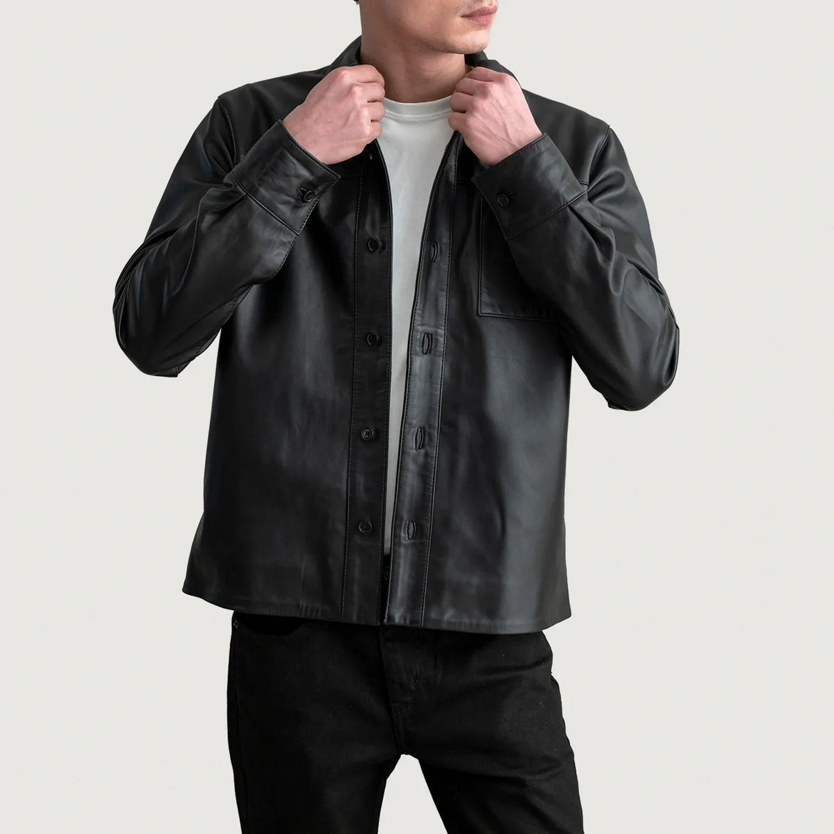
Scout Negro Leather Shirt para Hombre in Black Sheepskin Leather - Vista frontal y silueta entallada | Comprar online