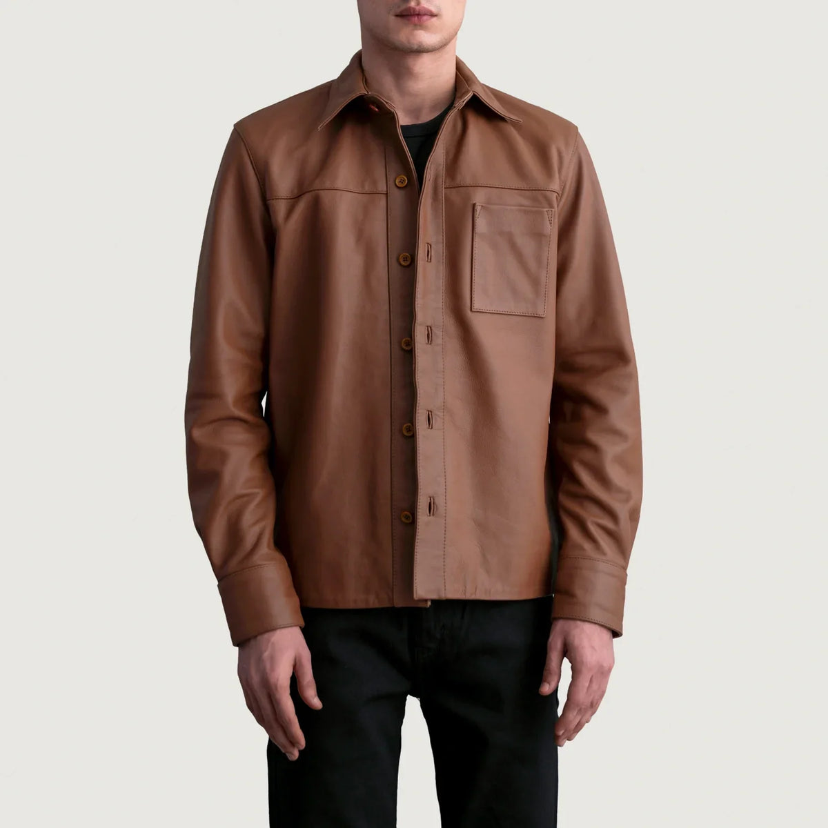 
Scout Matte Marrón Leather Shirt para Hombre in Matte Brown Cowhide Leather - Vista frontal y silueta entallada | Comprar online