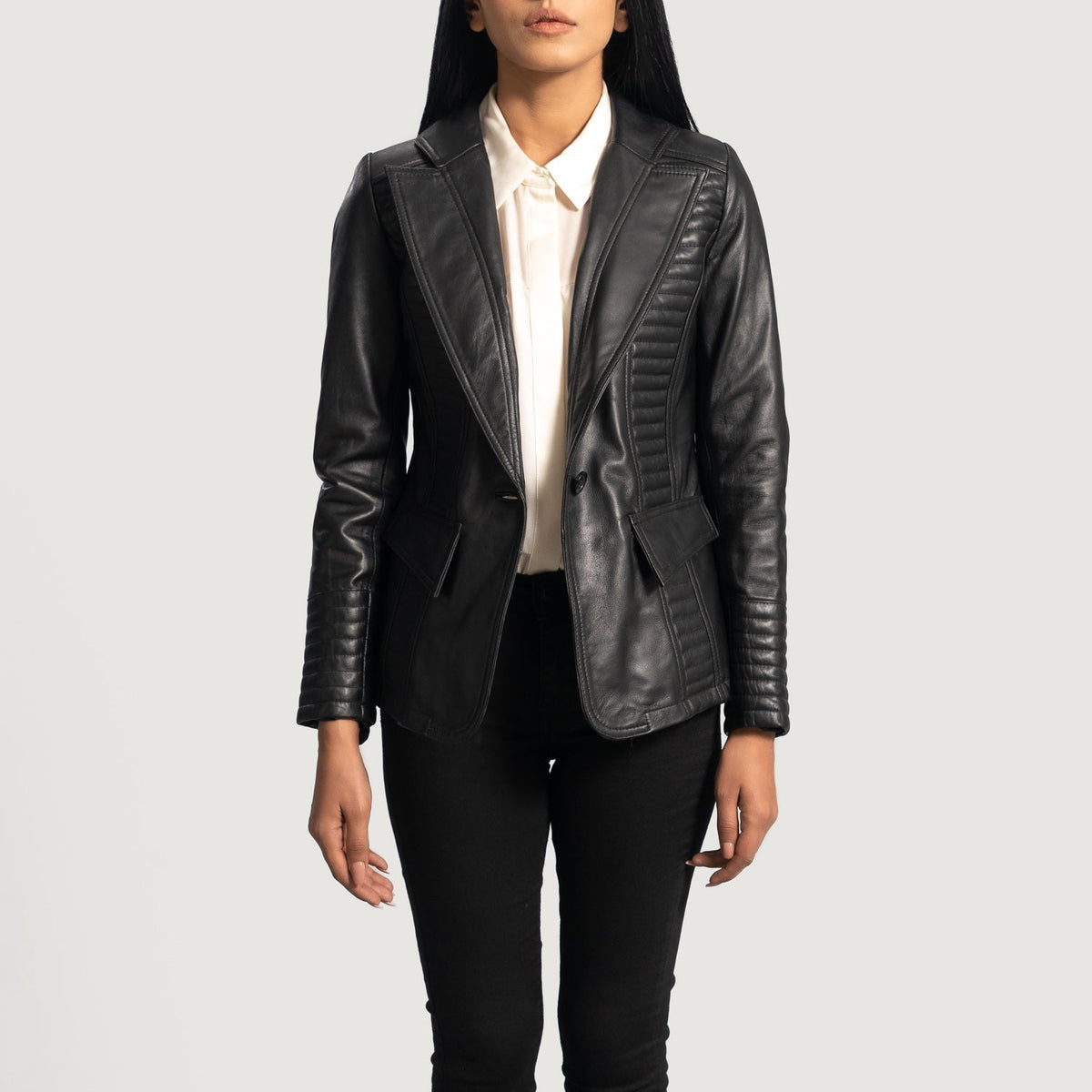 Women's Selina Negro Blazer de Cuero de Cuero para Mujer in Black Sheepskin Leather - Vista frontal y silueta a medida | Comprar online