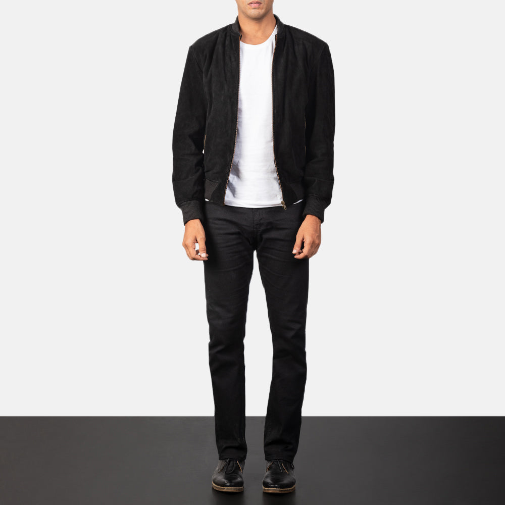 Men's Shane Negro Suede Cazadora Bomber de Cuero para Hombre - Vista de perfil lateral con corte ergonómico de manga