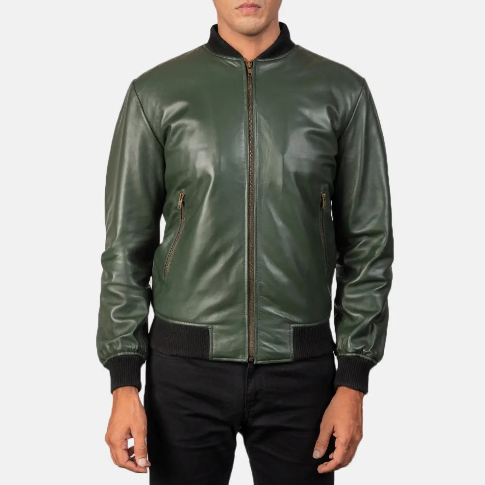 Men's Shane Army Green Leather Bomber Jacket - Vista de perfil lateral con corte ergonómico de manga