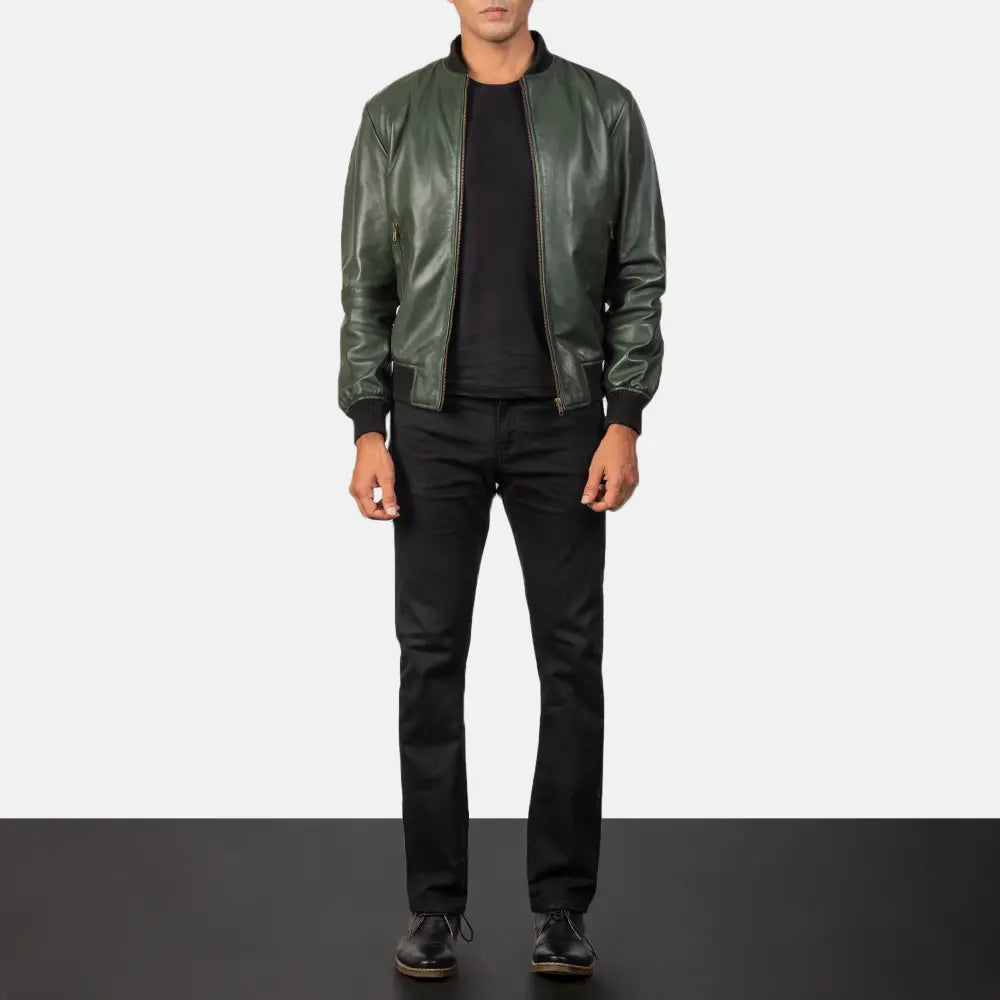 Detalle de cerca of Rib Knit &amp; Zipper Hardware on Men's Shane Army Green Leather Bomber Jacket