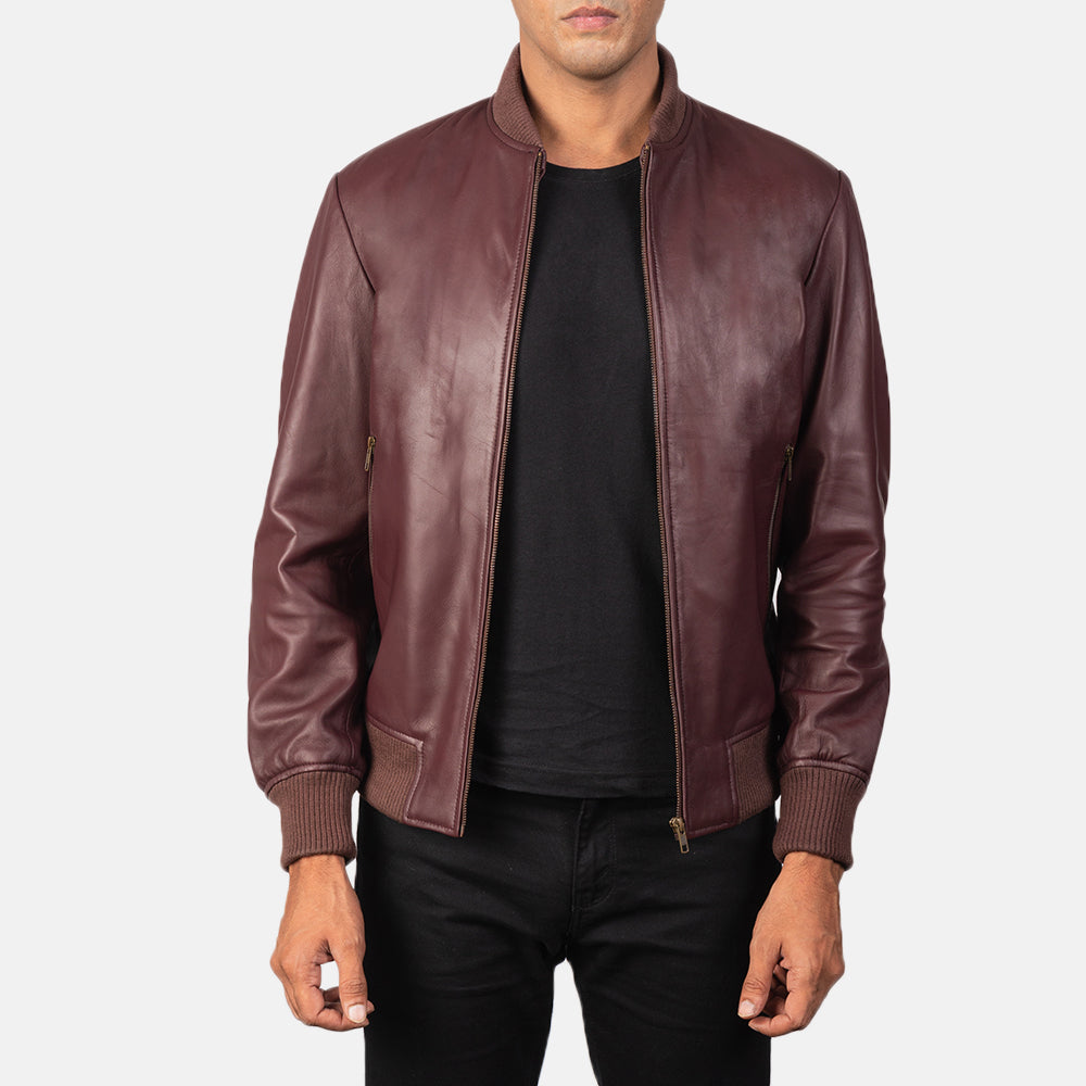 
Shane Granate Chaqueta Bomber de Cuero para Hombre in Maroon Sheepskin Leather - Vista frontal y silueta entallada | Comprar online