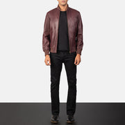 
Shane Granate Chaqueta Bomber de Cuero para Hombre - Vista lateral mostrando el corte ergonómico de mangas