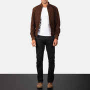 Men's Shane Dark Mocha Brown Suede Bomber Jacket - Vista de perfil lateral con corte ergonómico de manga