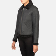 
Distressed Black Sheepskin Snuffed Bomber Jacket - Vista posterior con hombros definidos y bajo impecable