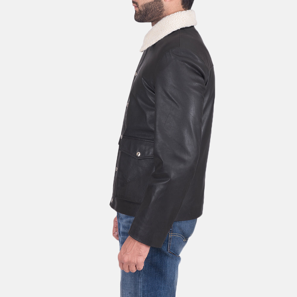 
Black Goatskin Leather Aviator Jacket - Vista posterior con hombros definidos y bajo impecable