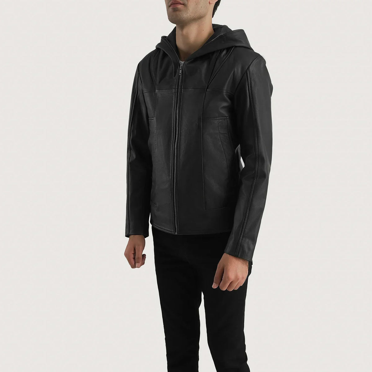 
Spratt Negro Hooded Chaqueta de Cuero para Hombre - Vista lateral mostrando el corte ergonómico de mangas