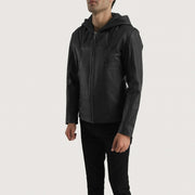 
Spratt Negro Hooded Chaqueta de Cuero para Hombre - Vista lateral mostrando el corte ergonómico de mangas
