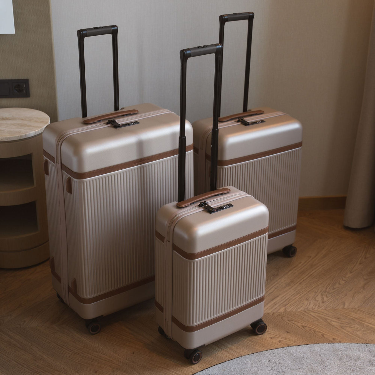 Hand Luggage Suitcase Front Pocket Zuna - Vista de perfil lateral con corte ergonómico de manga